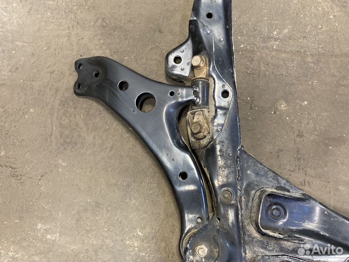 Подрамник передний Toyota Camry 50