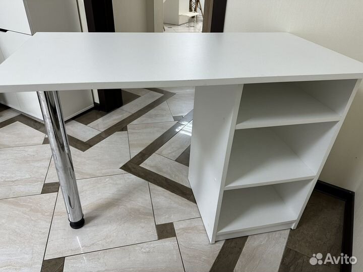 Маникюрный стол