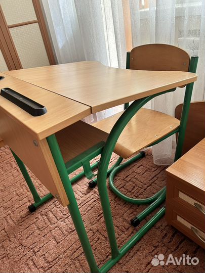 Школьная парта со стулом с уклоном