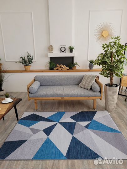 Ковер в современный интерьер. Новый, безворсовый