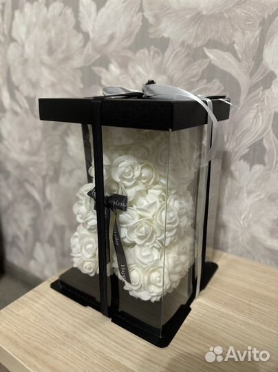 Подарочная коробка с мишкой из цветов