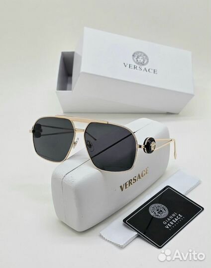 Солнцезащитные очки Versace