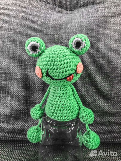 Вязанная игрушка лягушка