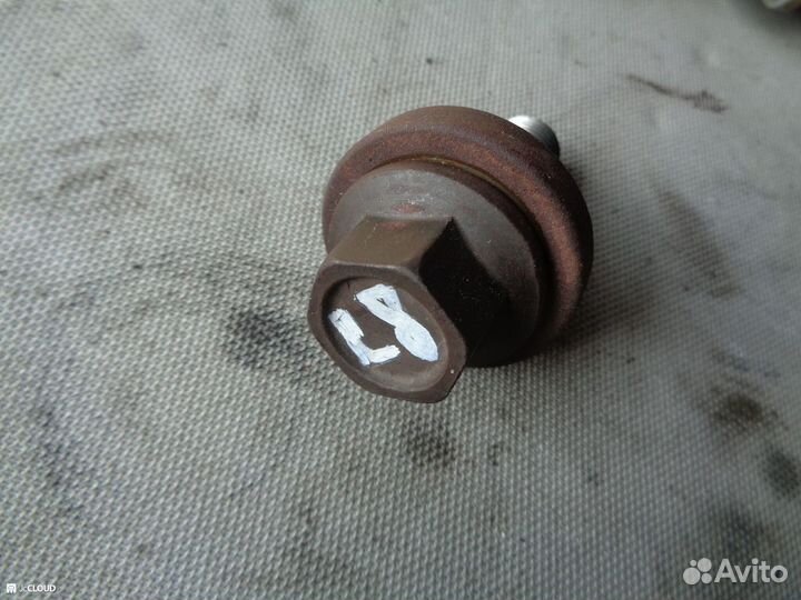 Болт шкива коленвала на mazda bongo SLP2M,SLP2V L8