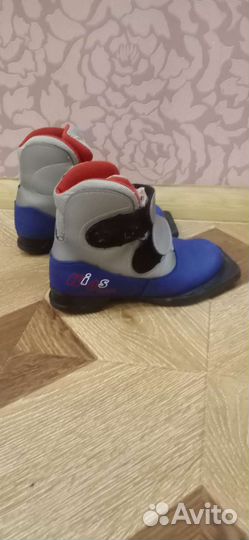 Беговые лыжи детские 110 см, палки 88 см бот.31 р