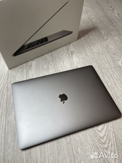Apple macbook Pro 15 2017 256gb i7 black