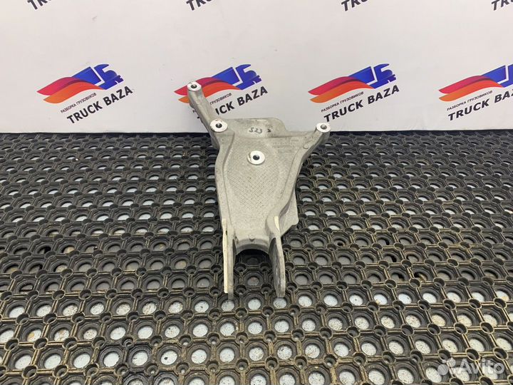 1912829 Кронштейн кабины передний правый