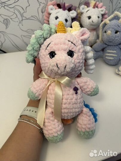 Вязаный единорог и динозавр