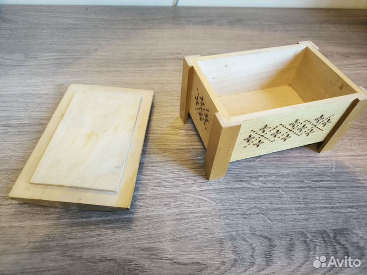 Деревянная шкатулка