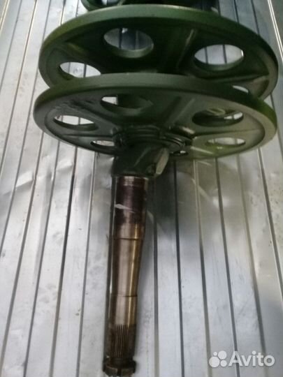 Колесо направляющее мтлб с осью в сборе