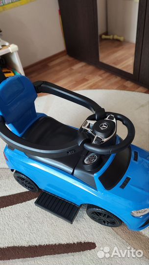 Машинка толокар с родительской ручкой