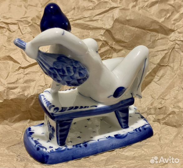 Фарфоровая статуэтка Девушка в бане