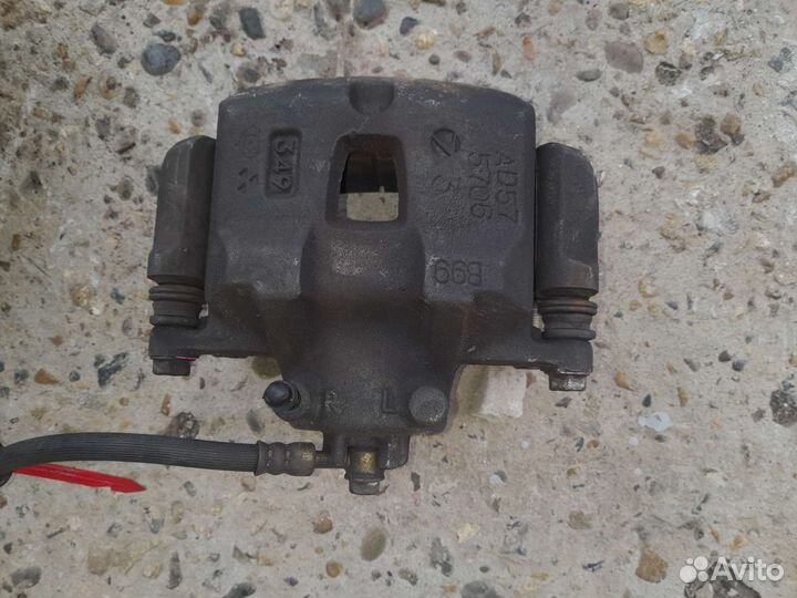 Суппорт передний правый Subaru Impreza GG2