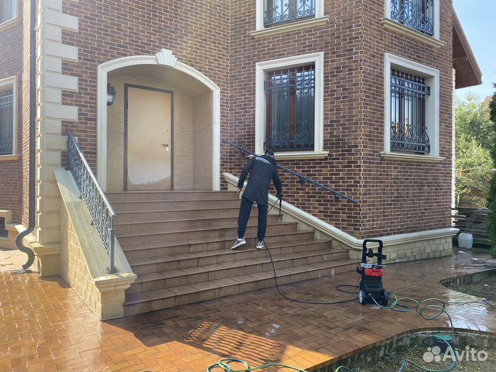 Мойка фасадов, окон, витрин,панорамных окон, домов