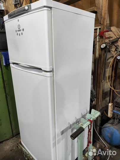 Холодильник indesit st 145