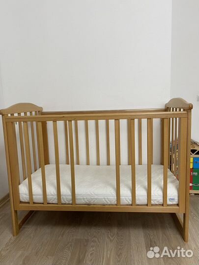 Детская кроватка с продольным маятником