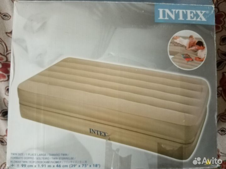 Продам комплект из двух надувных матрасов intex