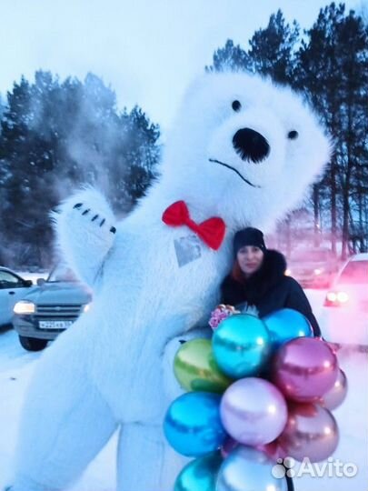 Мишка сидит и с нетерпением ждёт ваших праздников