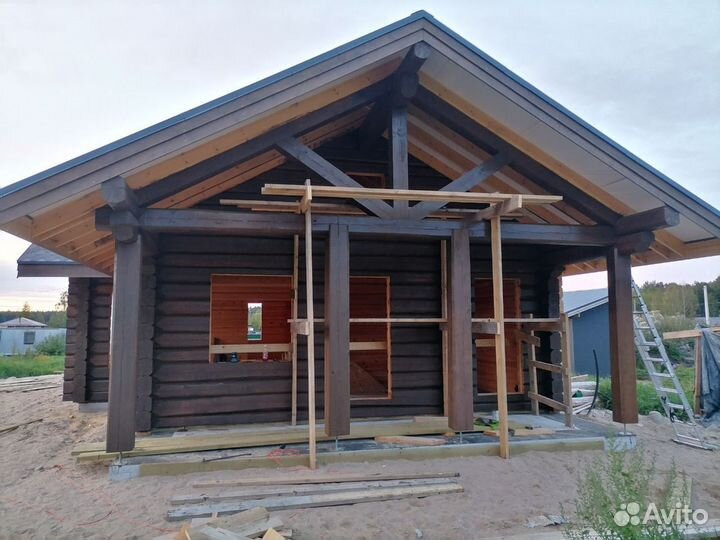 Сруб дома из бревна