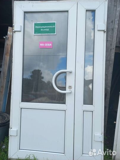 Входная пластиковая дверь со стеклом