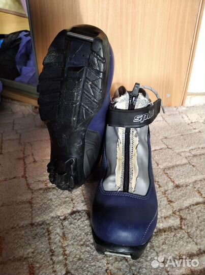 Продаю детские лыжные ботинки