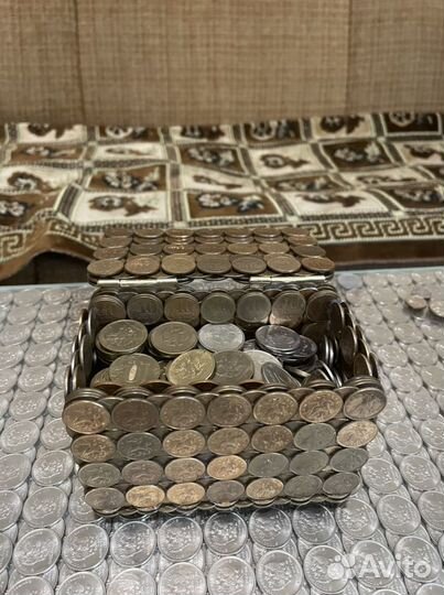 Маленький сундучок из монет номиналом 10 копеек
