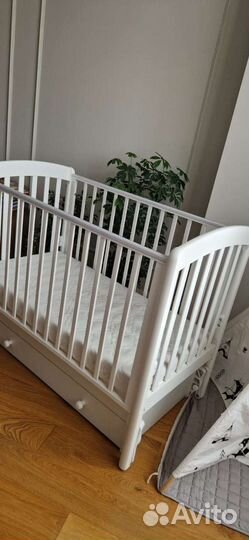 Детская кроватка с маятником, ящиком и матрацем