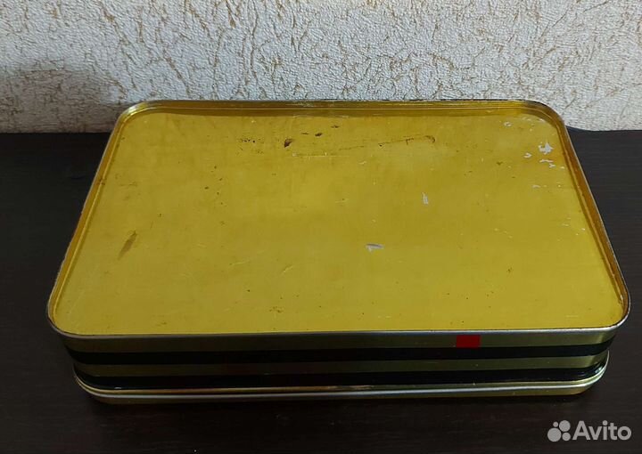 Винтажная жестяная коробка из под конфет