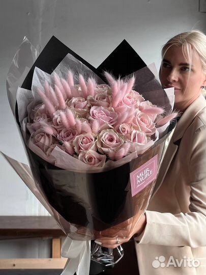 Нежный букет роз с дагурусом