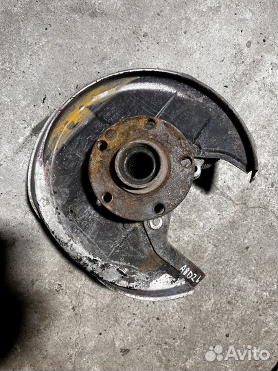 Задний левый поворотный кулак ауди а8 д2 ступица