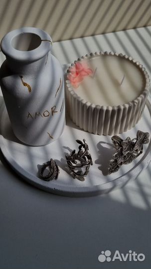 Ваза для цветов, свеча и поднос