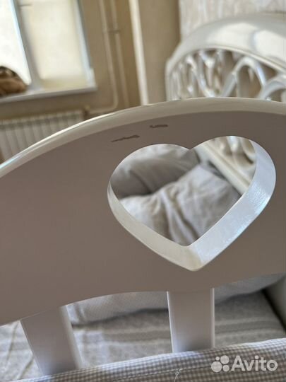 Детская кроватка с маятником