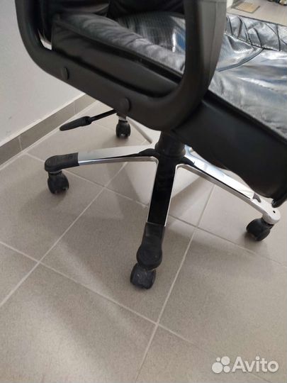 Кожанное кресло руководителя офисное компьютерное