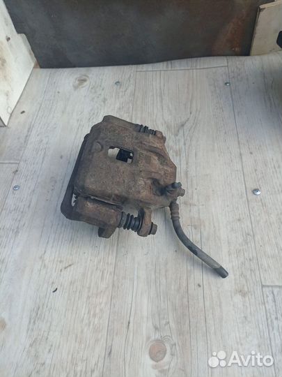 Тормозной суппорт левый передний Hyundai Lantra J2