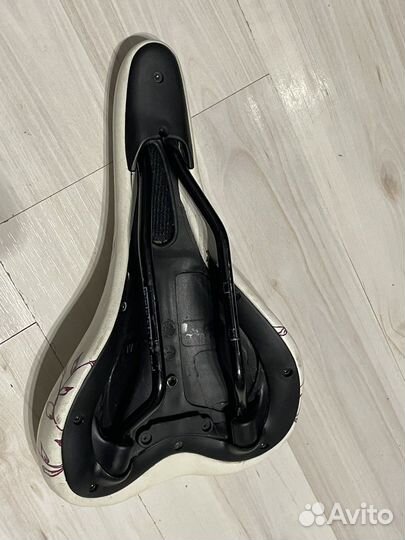 Седло красивое для женского велосипеда GT