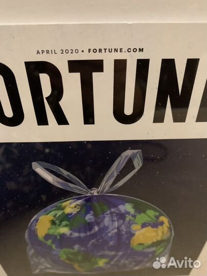 Журнал Fortune периода пандемии в раме под стеклом