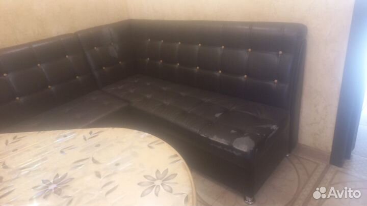 Кожаный диван