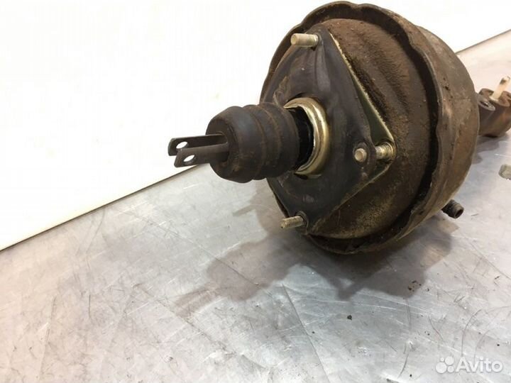 Главный тормозной цилиндр и вакуумный усилитель в