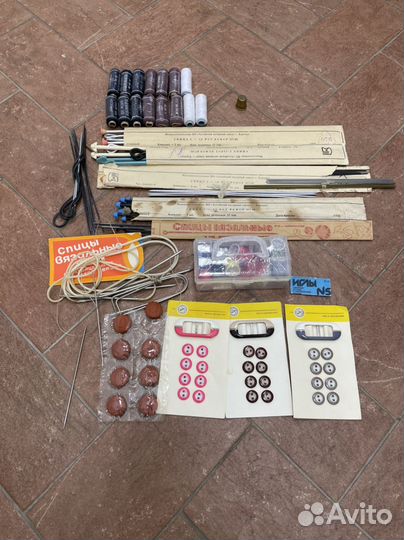 Иглы, ножницы, нитки, шкатулка рукоделие