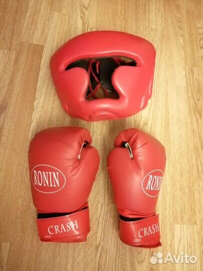 Боксерский шлем и перчатки