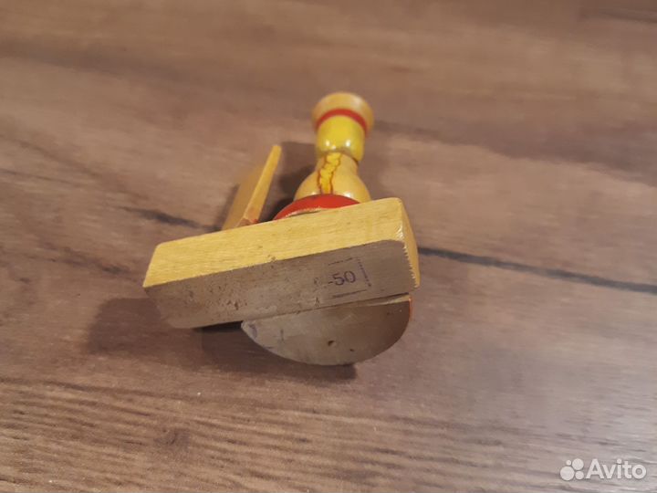 Статуэтка девушки с прялкой