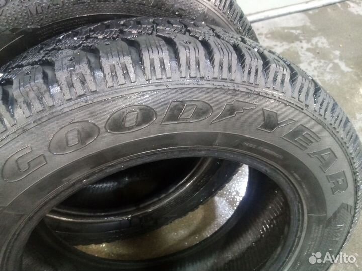 Goodyear UltraGrip 500 215/65 R16 98T