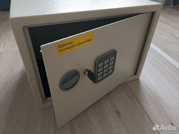 Сейф металлический