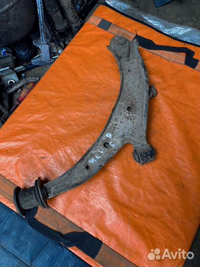 Передний правый рычаг honda HR v 2003 год