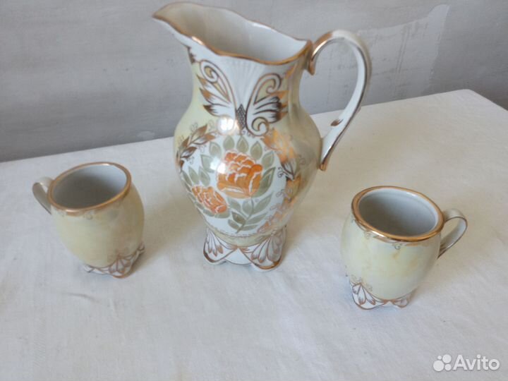 Кувшин со стаканами