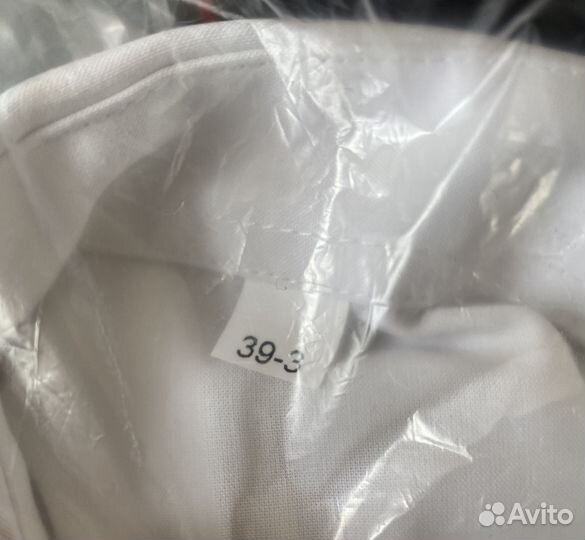 Полицейская форма и белая рубашка