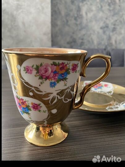 Бокал с блюдцем