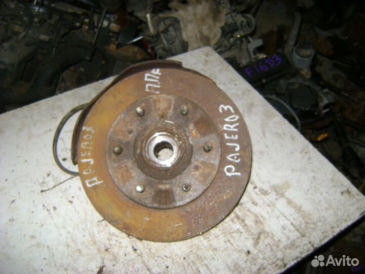 Кулак передний правый Mitsubishi Pajero 3 Montero