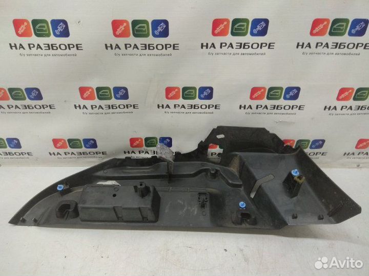 Накладка на стойку внутренняя задняя правая