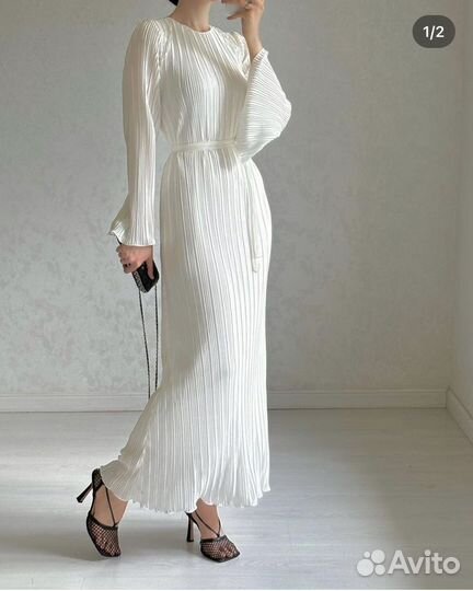 Белое длинное платье плиссе жатка